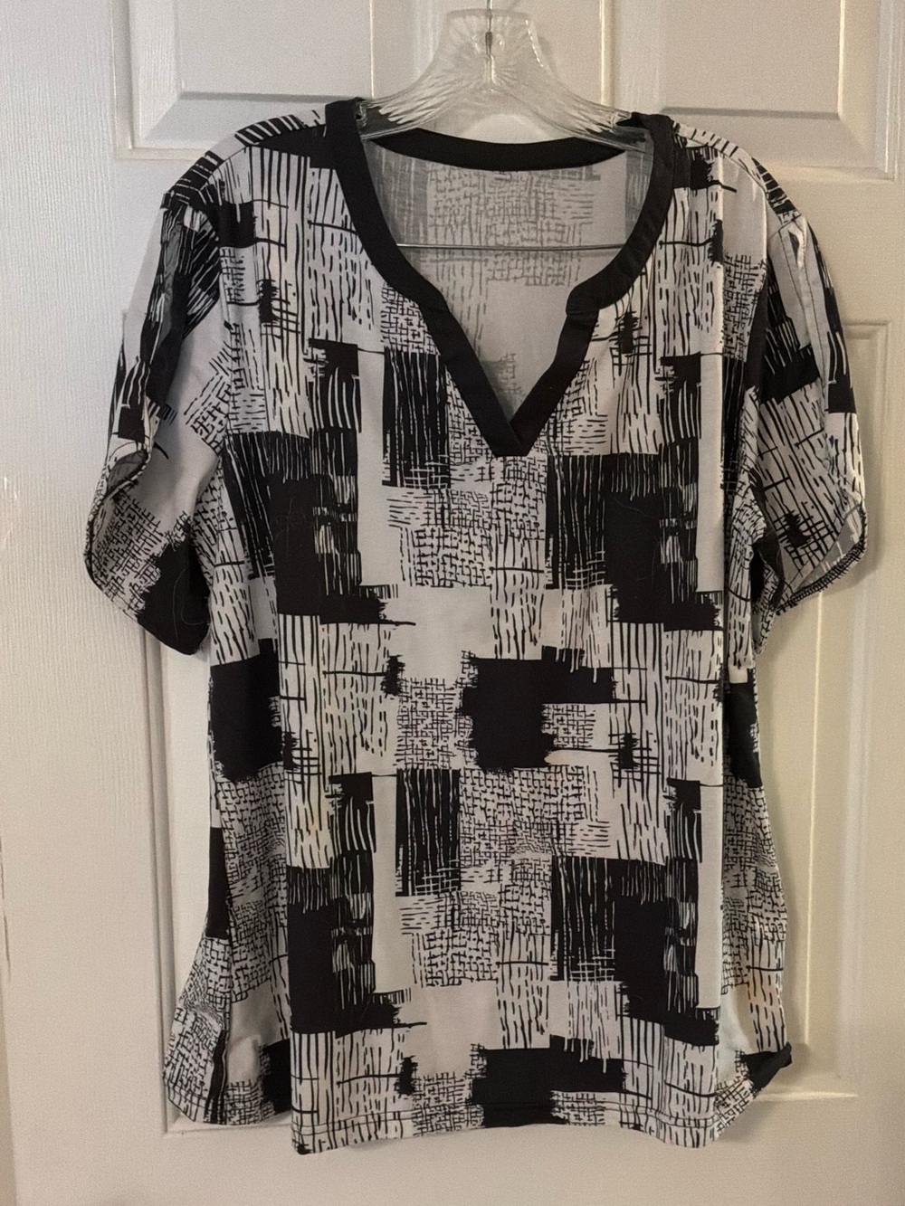 Women's Black & White V-Neck Short Sleeve Top